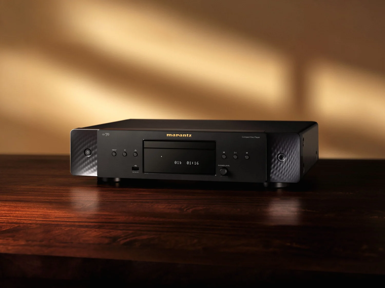 Marantz CD 70 in Schwarz auf einem Sideboard