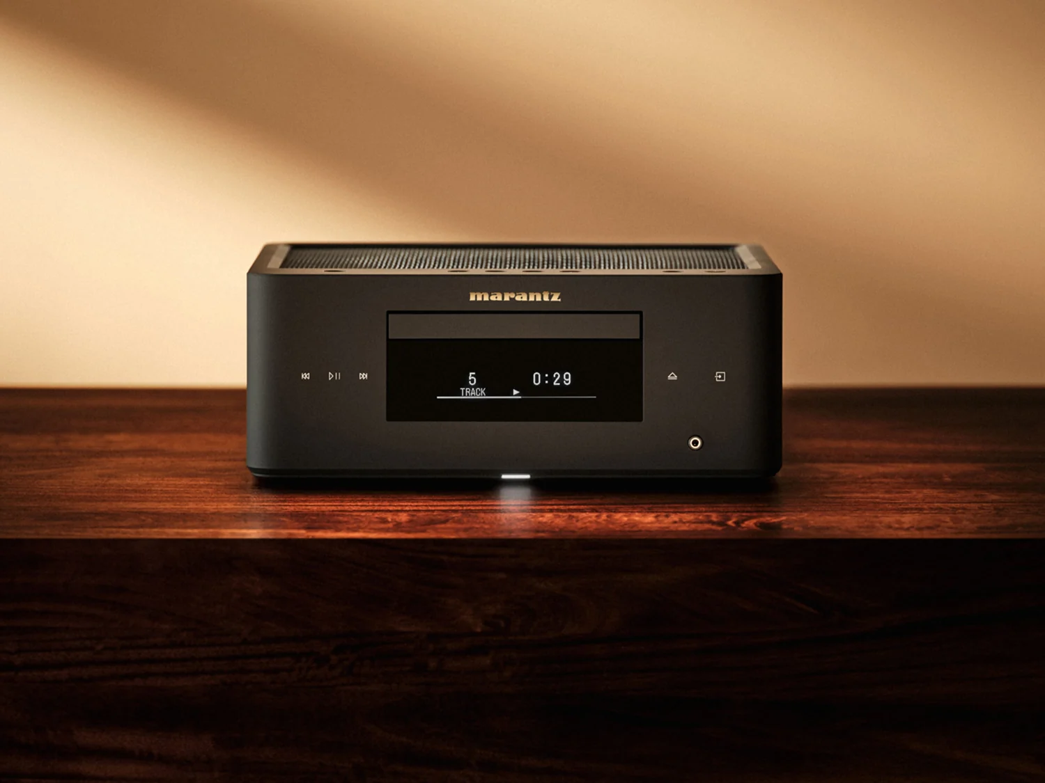 Marantz MCR 60n DAB in Schwarz auf einem Sideboard
