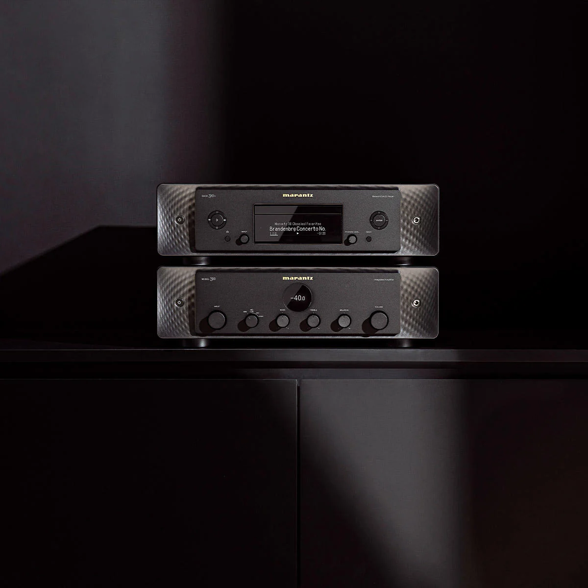 Marantz MODEL 30 und SACD 30n in Schwarz auf einem dunklen Sideboard