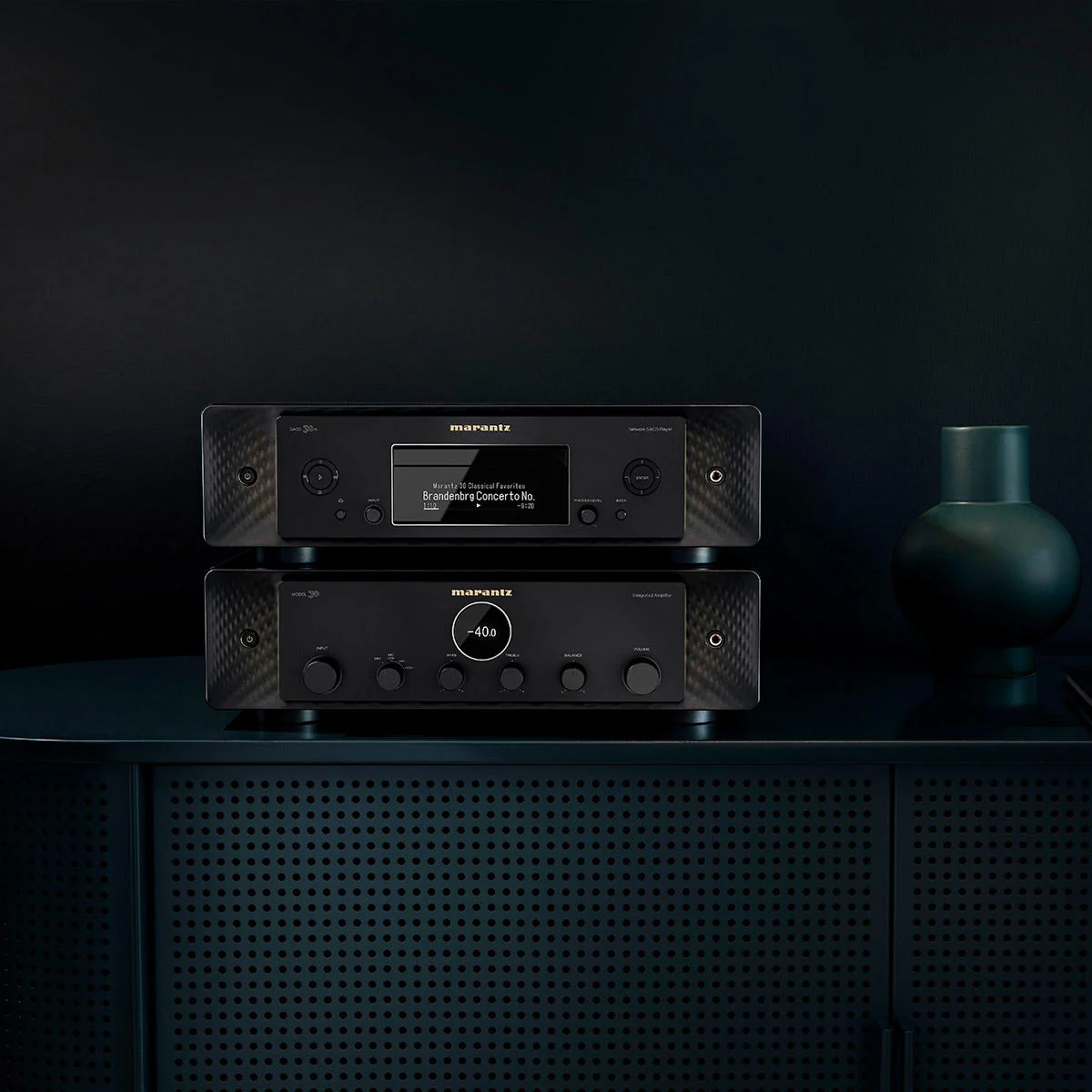 Marantz MODEL 30 und SACD 30n in Schwarz vor einer dunkelblauen Wand