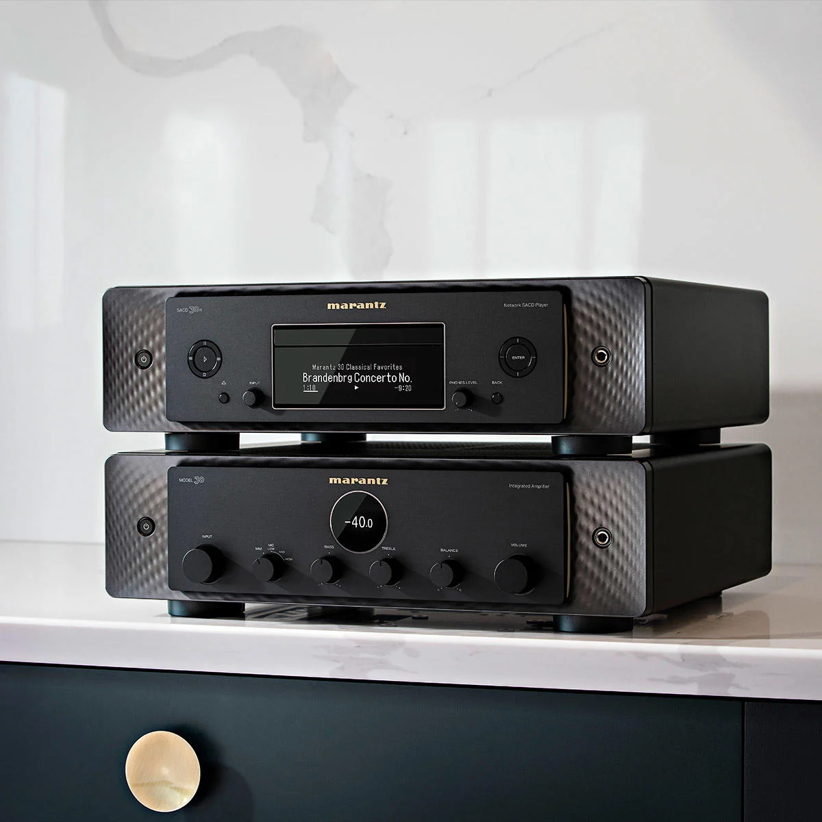 Marantz MODEL 30 und SACD 30n in Schwarz auf einer hellen Steinplatte
