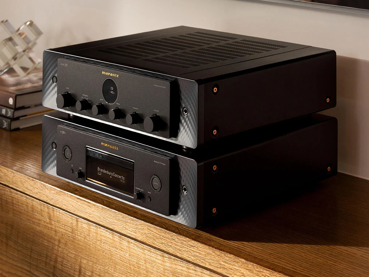 Marantz MODEL 50 und CD 50n in Schwarz auf einer Holzablage