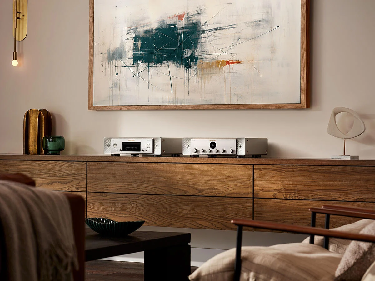 Marantz MODEL 50 und CD 50n in Silber-Gold auf einem Sideboard im Wohnzimmer