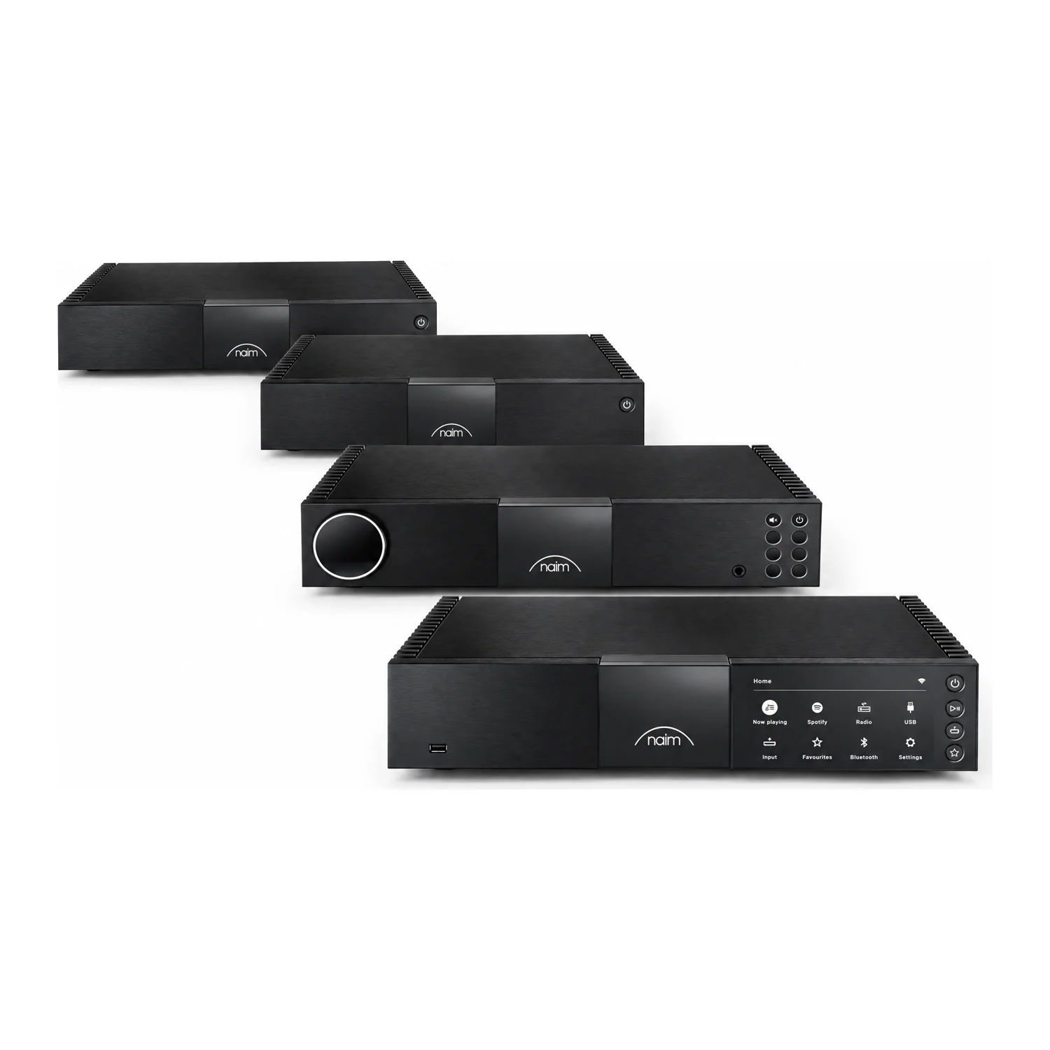 Set-Gruppenbild: Naim NSS 333 Streamer, Naim NAC 332 Vorverstaerker und zwei Naim NAP 350 Endstufen auf weissem Grund