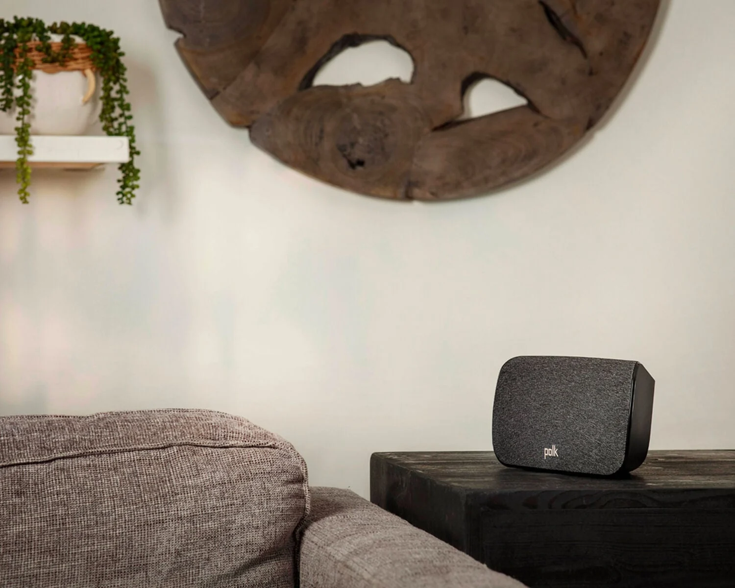Polk Audio SR2 Wireless Surrounds neben dem Sofa