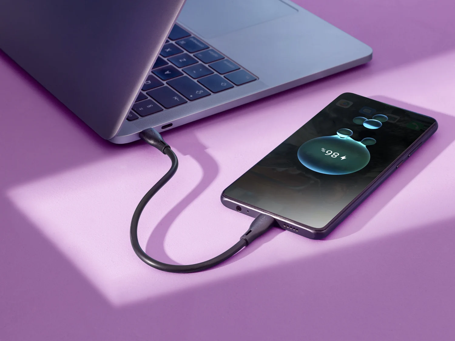 QED Connect USB C-C verbindet ein Notebook mit einem Smartphone