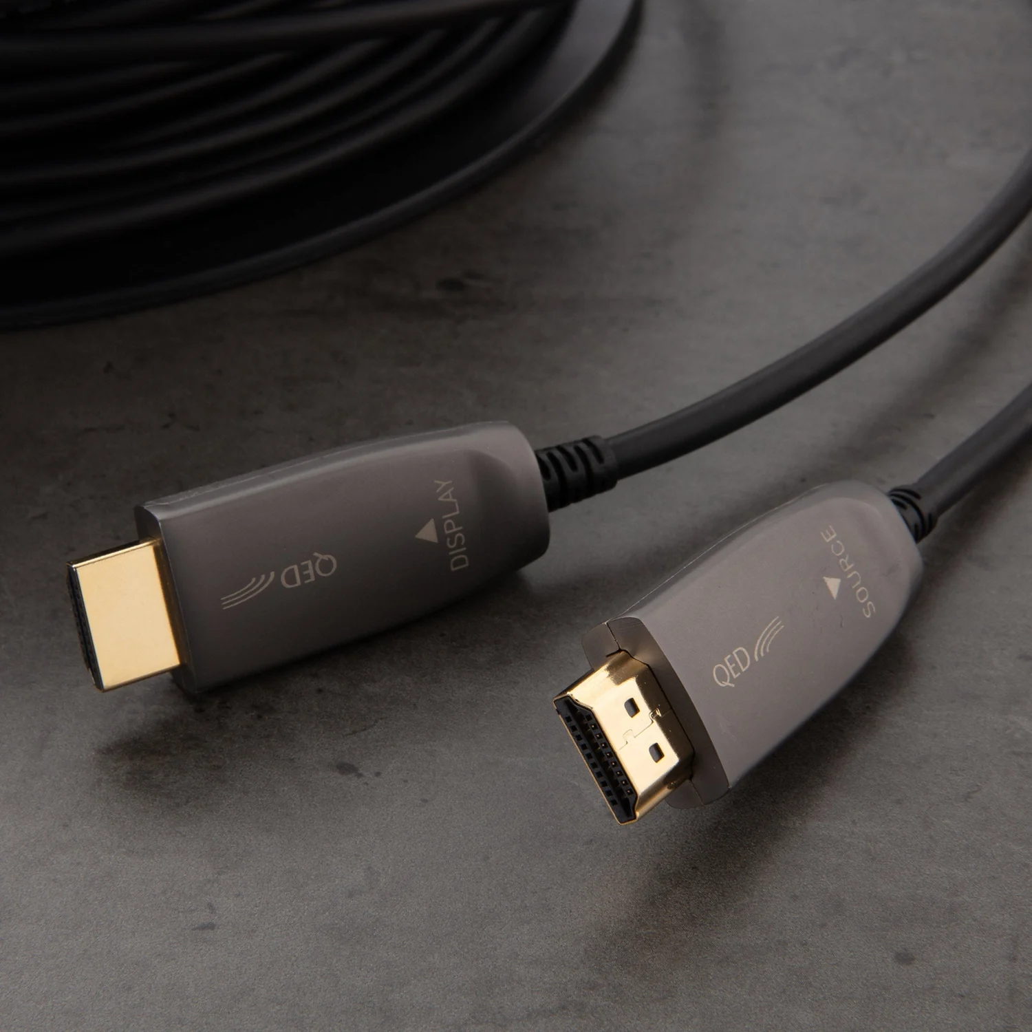 Beide Stecker des QED HDMI Active Optical Cable