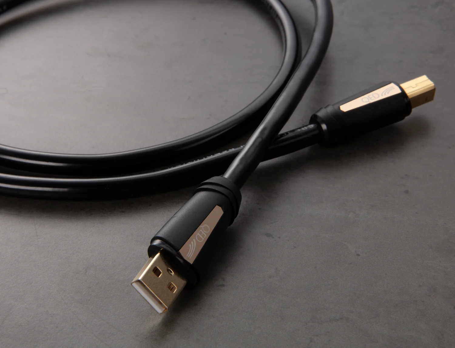 QED Reference High Resolution USB, Stecker Typ A und Typ B in der Nahaufnahme